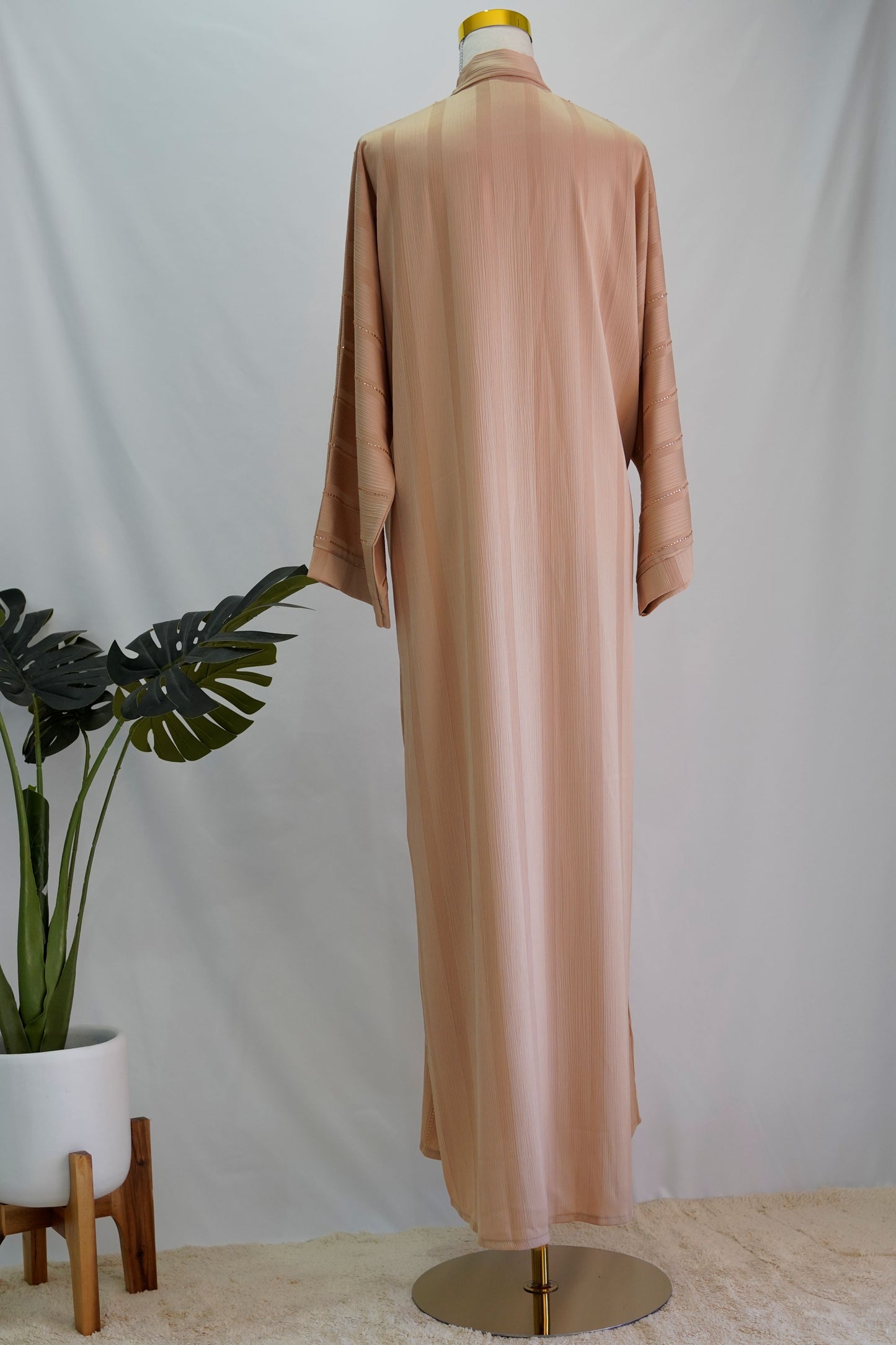 Noura Abaya, back view, full length