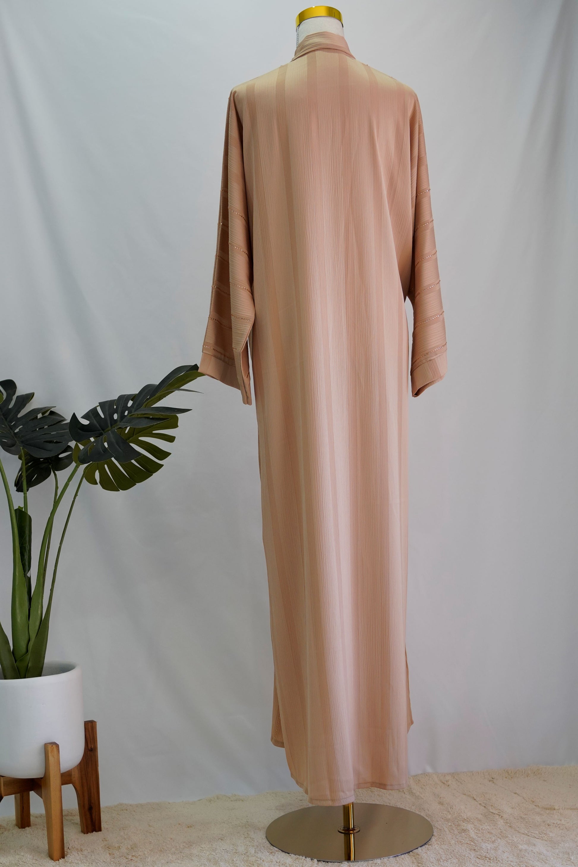 Noura Abaya, back view, full length